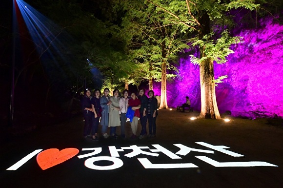 전라북도 순창군에 위치한 강천산군립공원의 임시야간개장을 찾은 관광객이 기념사진을 촬영하고 있다.[사진=순창군청]