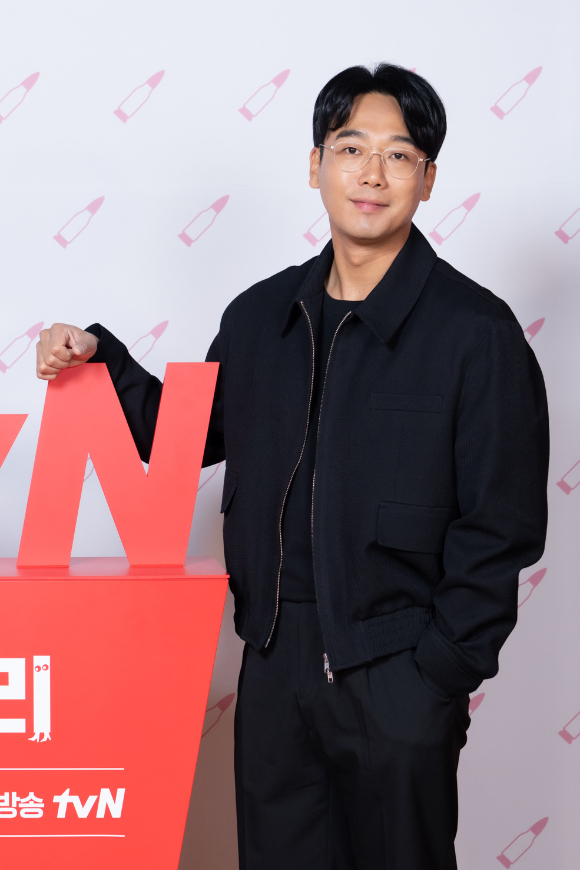 배우 김남희가 12일 온라인으로 진행된 tvN 새 월화드라마 '패밀리' 제작발표회에 참석해 포즈를 취하고 있다. [사진=tvN]