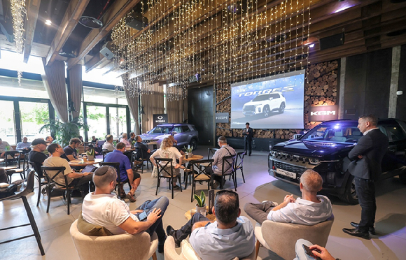 지난 5일(현지시간) 이스라엘 텔아비브(Tel Aviv) 인근 쉬파임(Shefayim) 지역에 위치한 이벤트 홀 하간 베슈파임(HaGan B&rsquo;Shfayim)에서 진행된 토레스 HEV 출시 행사 현장. [사진=KG모빌리티]