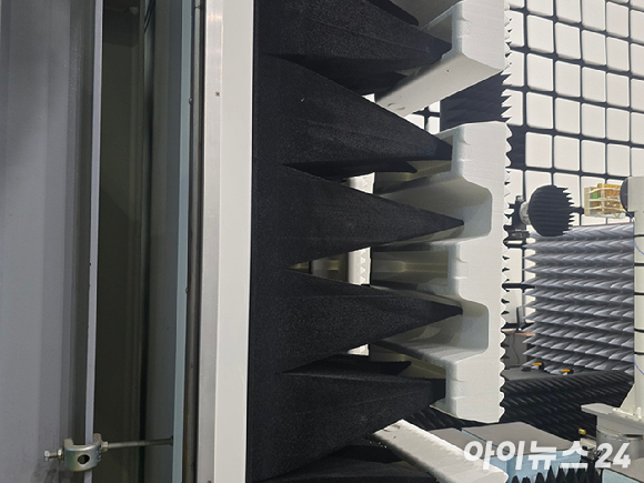 4일 박세호 한국전자파진흥협회(RAPA) 전자파기술원 IoT기술지원센터장이 센터 시험동 내 위치한 25m 대형 전자파 차폐실에 대해 소개하고 있는 모습. 25m급 챔버는 고출력·대형 기기까지 시험할 수 있는 국내 몇 안 되는 공인 시험 인프라다. [사진=안세준 기자]