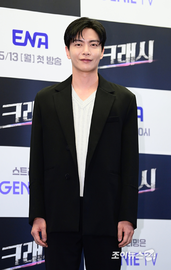 배우 이민기가 13일 오후 서울 마포구 상암동 스탠포드호텔에서 열린 ENA 새 월화드라마 '크래시'(연출 박준우, 극본 오수진) 제작발표회에 참석하고 있다. [사진=정소희 기자]