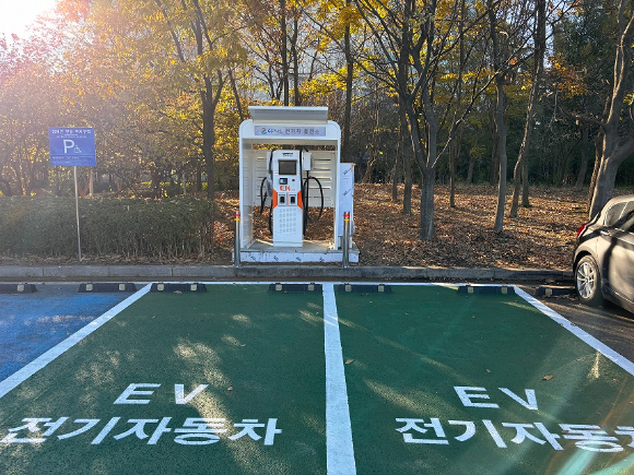  사진은 인천 송도 공원 전기차 급속충전기 [사진=인천경제청]