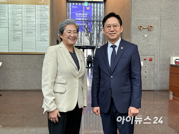 이재용 회장이 18일 서울 용산구 한남동 승지원에서 리사 수 AMD CEO와 만찬에 앞서 술잔을 들고 기념 촬영하고 있다. [사진=삼성전자]