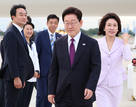 이재명 대통령과 김혜경 여사가 21일(현지시간) 미국 뉴욕 JFK 국제공항에 도착한 공군 1호기에서 내려 차량으로 이동하고 있다. 2026.9.22 [사진=연합뉴스]