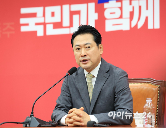 장동혁 국민의힘 신임 당대표가 26일 오전 서울 여의도 국회에서 열린 기자회견에서 발언하고 있다. [사진=곽영래 기자]