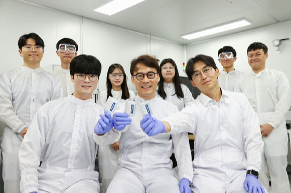 국내 연구팀이 12분만의 충전으로 800km를 주행할 수 있는 배터리를 개발했다. [사진=구글 Gemini]