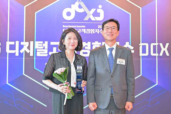 27일 서울 중구 서울신라호텔에서 진행된 '디지털고객경험지수' 인증 수여식에서 삼성전자 이보나 상무(왼쪽)와 한국표준협회 문동민 회장(오른쪽)이 기념 촬영을 하고 있다. [사진=삼성전자]