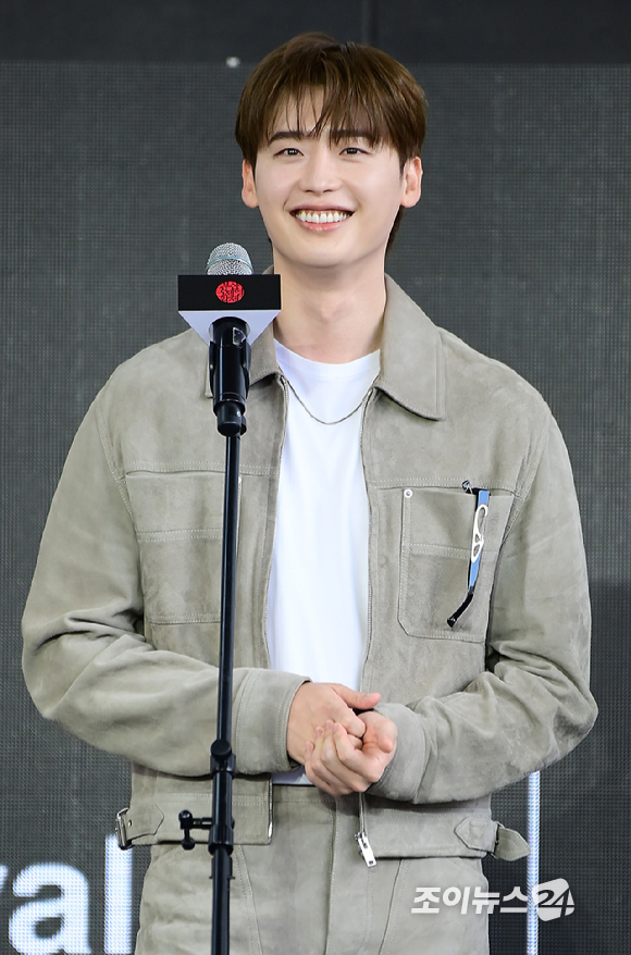 배우 이종석이 10일 부산 해운대구 영화의전당에서 열린 제31회 부산국제영화제 '재혼 황후' 야외 무대인사에 참석하고 있다. [사진=정소희 기자]