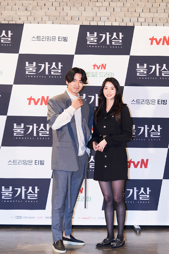 배우 이진욱, 권나라가 15일 온라인으로 진행된 tvN 새 토일드라마 '불가살' 제작발표회에 참석해 포즈를 취하고 있다. [사진=tvN]