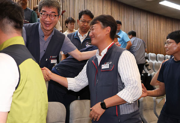 지난 24일 국회 본회의에서 '노동조합 및 노동관계조정법 일부개정법률안(노란봉투법)'이 통과되자 민주노총 양경수 위원장과 조합원, 진보당 당원들이 기뻐하고 있다. [사진=연합뉴스]