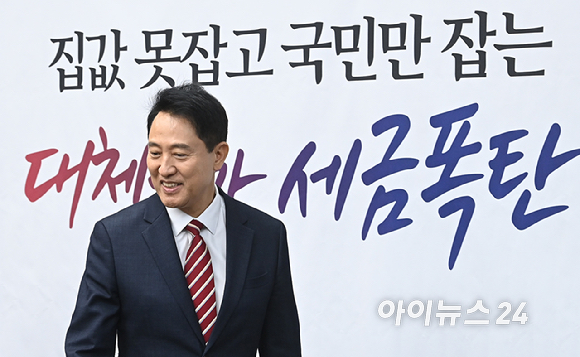 오세훈 서울시장이 14일 서울 여의도 국회에서 열린 원내대책회의에 참석하고 있다. [사진=곽영래 기자]