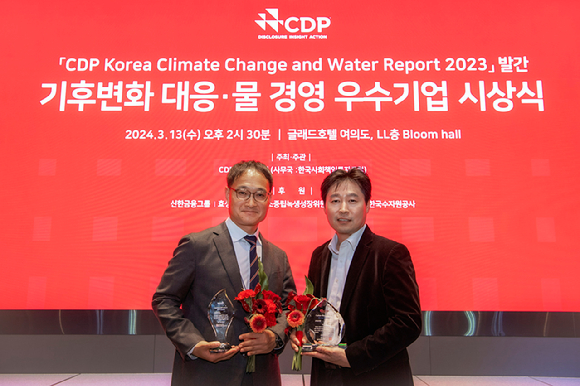 현대차와 기아는 지난 13일 오후 서울 여의도 글래드 호텔에서 열린 '2023 CDP 코리아 어워드'에서 각각 기후변화 대응 부문 '탄소경영 아너스 클럽'과 '탄소경영 섹터 아너스'를 수상했다고 14일 밝혔다. 현대차 경영전략3실장 황동철(왼쪽) 상무, 기아 안전환경지원팀 임기동 팀장이 '2023 CDP 코리아 어워드'에서 기념사진을 촬영하는 모습. [사진=현대차그룹]