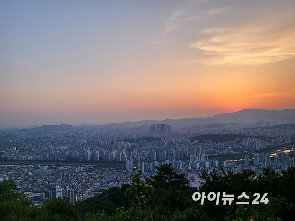 서울 중랑구 면목동 용마산에서 바라본 서울 전경. [사진=이수현 기자]