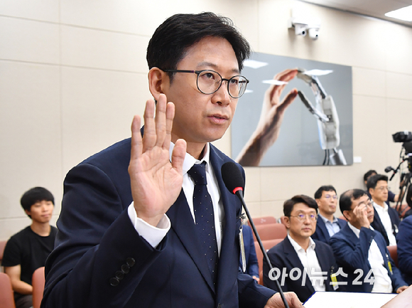 배경훈 과학기술정보통신부 장관 후보자가 14일 서울 여의도 국회에서 열린 과학기술정보방송통신위원회 인사청문회에서 선서를 하고 있다. [사진=곽영래 기자]