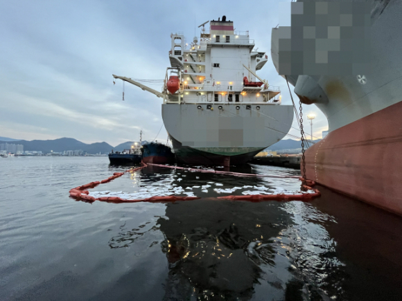 2만t급 홍콩선적 A 호가 1일 오전 1시 46분 마산합포구 마산항 4부두 인근 바다에서 급유 중 연료유(초저유황 C중유) 약 150L를 유출해 해상에 오일펜스가 설치됐다. [사진=창원해경]