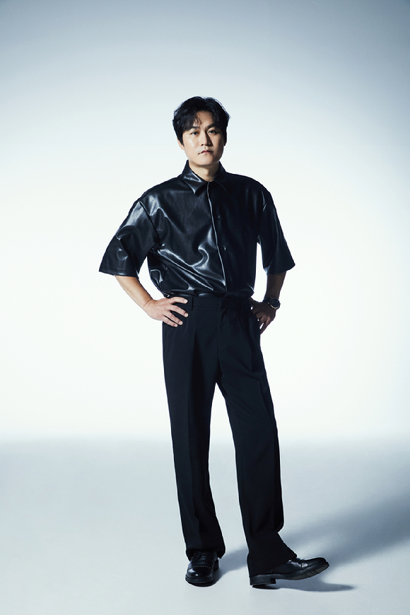 배우 김성균이 넷플릭스 시리즈 'D.P.' 시즌2(디피2) 인터뷰에 앞서 포즈를 취하고 있다. [사진=넷플릭스]