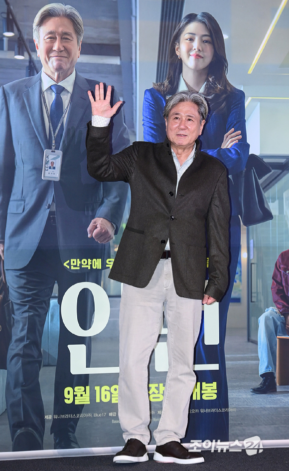 배우 최민식이 4일 오후 서울 CGV 용산아이파크몰에서 열린 영화 '인턴'(감독 김도영) 언론시사회에 참석하고 있다. [사진=정소희 기자]