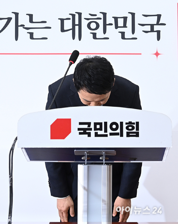 장동혁 국민의힘 대표가 20일 서울 여의도 국회에서 기자회견을 마치고 인사하고 있다. [사진=곽영래 기자]