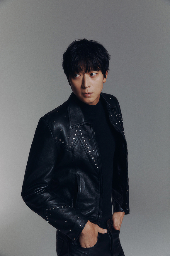 배우 강동원이 영화 '천박사 퇴마 연구소: 설경의 비밀'(감독 김성식) 인터뷰에 앞서 포즈를 취하고 있다. [사진=AA그룹]