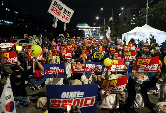 이재명 더불어민주당 대표 체포동의안이 가결된 지난 21일 오후 서울 여의도 국회 앞에서 열린 촛불행동 참가자들이 구호를 외치고 있다. [사진=뉴시스]