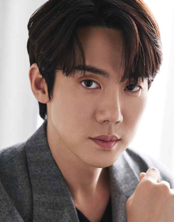 배우 유연석이 '지금 거신 전화는' 종영 인터뷰에 앞서 사진 촬영을 하고 있다. [사진=킹콩by스타쉽 ]