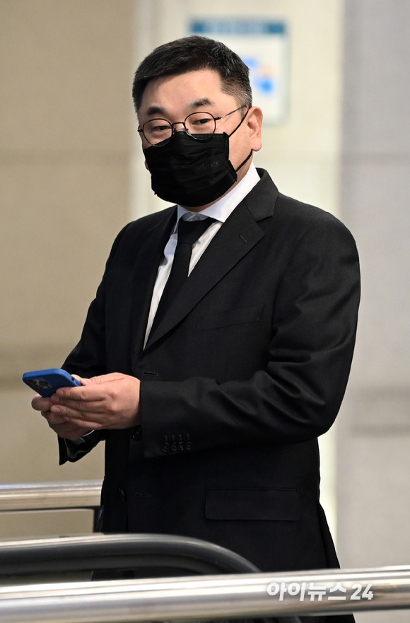 구본상 LIG그룹 회장이 12일 서울 아산병원 장례식장에 차려진 구자홍 LS그룹 초대 회장(현 LS니꼬동제련 회장) 빈소에 조문을 위해 입장하고 있다. [사진=정소희 기자]