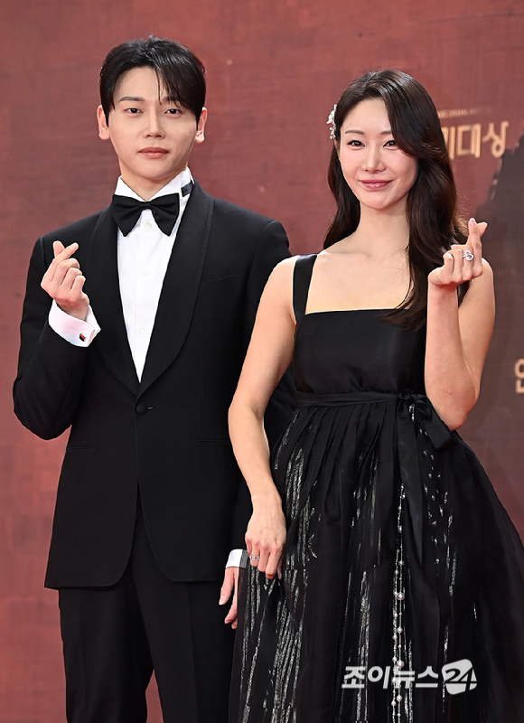 배우 권도형, 한그루가 31일 오후 서울 여의도 KBS에서 열린 2025 KBS 연기대상&nbsp;레드카펫 포토월 행사에서 포즈를 취하고 있다. [사진=곽영래 기자]