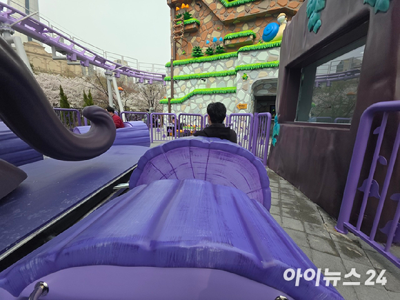 1일 서울 잠실 롯데월드 내 '메이플 아일랜드'에서 '자이로 스핀' 놀이기구가 운행되고 있다. [사진=박정민 기자]