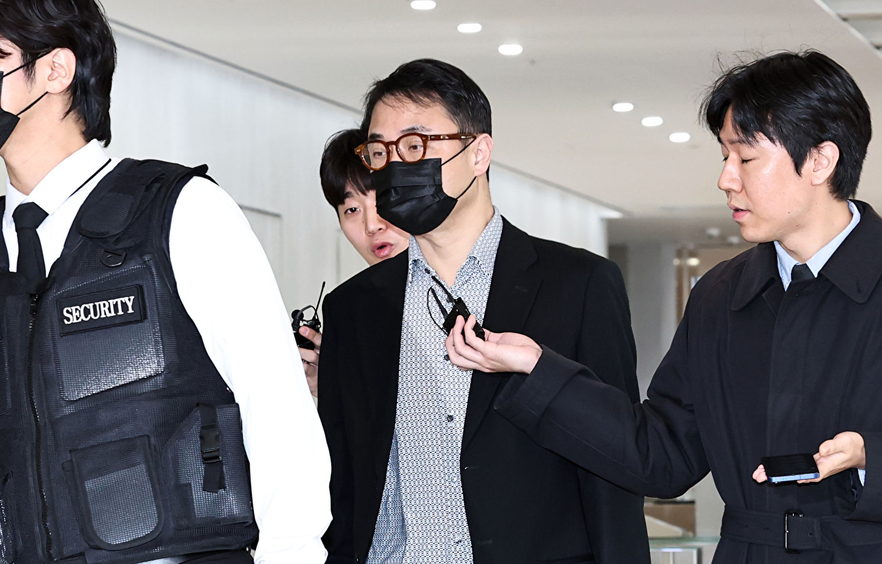 양평 공흥지구 개발 특혜 의혹과 관련해 김건희 여사의 오빠 김진우 씨가 11일 서울 광화문 KT빌딩에 마련된 김건희특검 사무실에 피의자 신분으로 재출석하고 있다. 2025.11.11 [사진=연합뉴스]