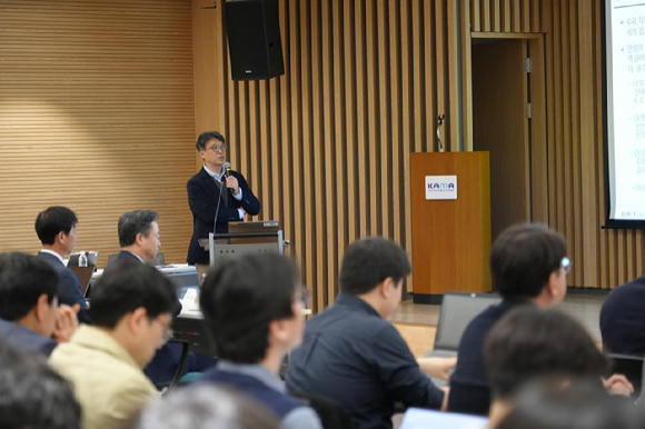 김경유 산업연구원 선임연구위원이 8일 서울 서초구 자동차회관에서 열린 제45회 자동차모빌리티산업발전포럼에서 발표하고 있다. [사진=한국자동차모빌리티협회]