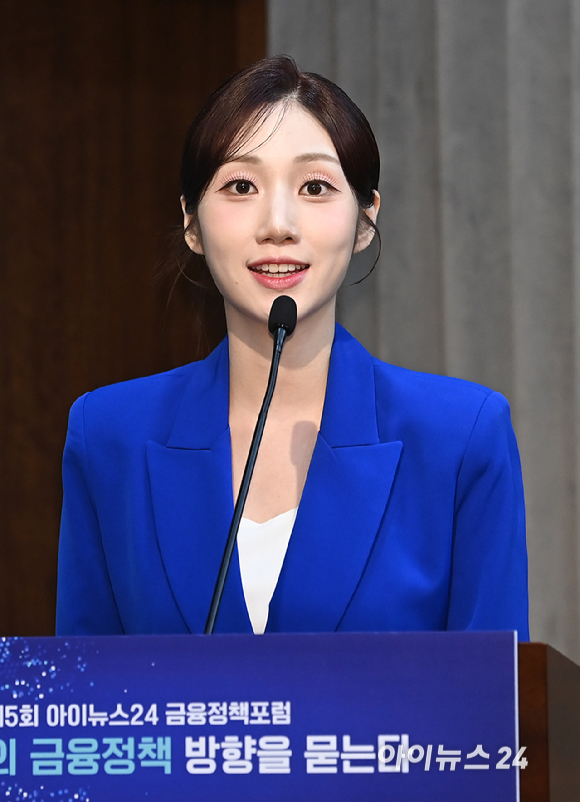 '제5회 아이뉴스24 금융정책포럼'이 '새 정부의 금융정책 방향을 묻는다'를 주제로 19일 서울 중구 은행회관 국제회의실에서 열렸다. 김민겸 아나운서가 사회자로 참석하고 있다. [사진=곽영래 기자]