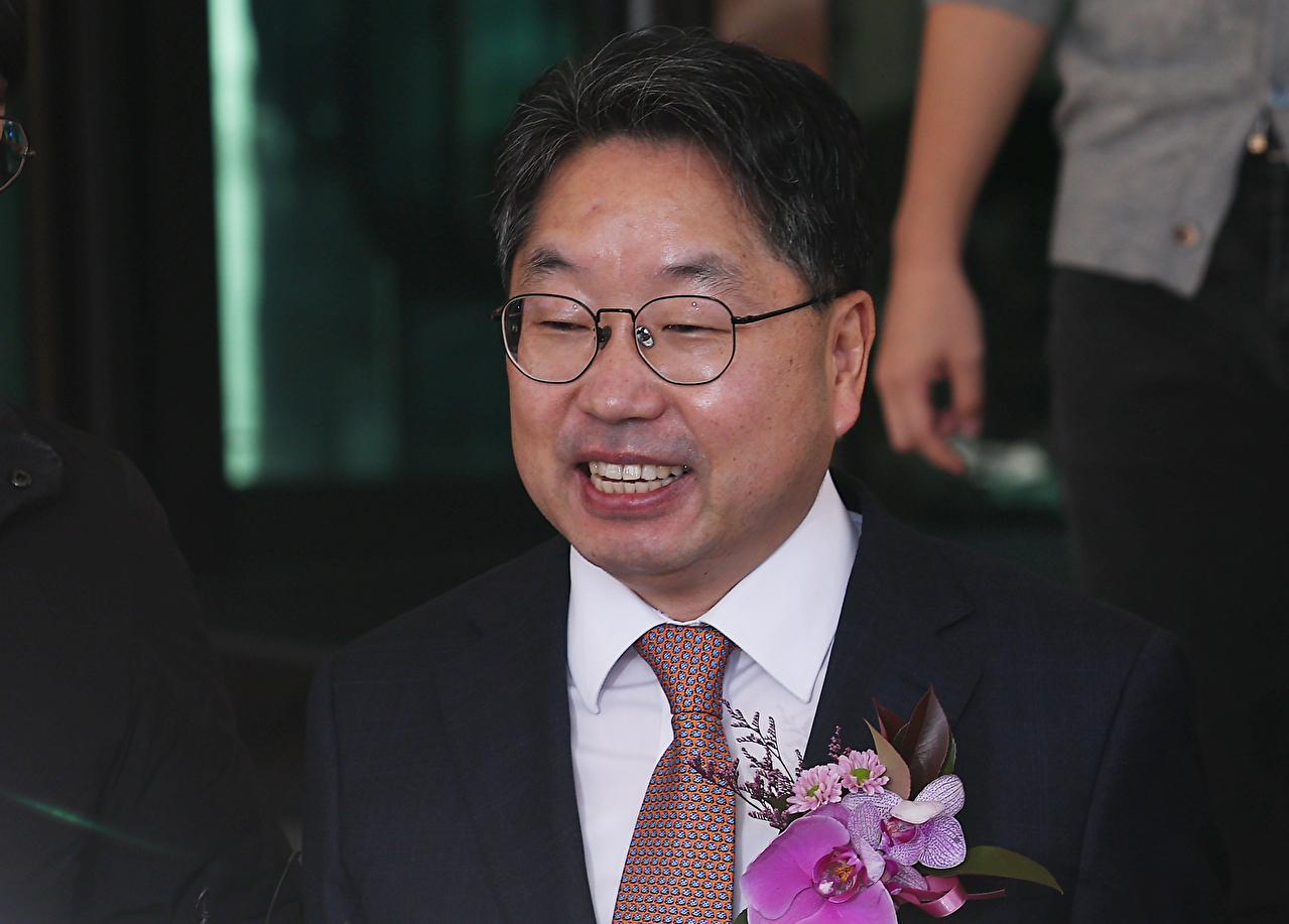 퇴임식을 마친 노만석 검찰총장 직무대행이 지난 14일 서울 서초구 대검찰청을 나서고 있다. 2025.11.14 [사진=연합뉴스]