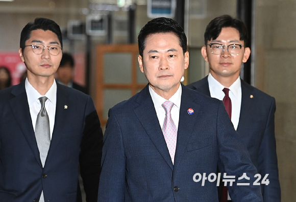 장동혁 국민의힘 당대표가 29일 서울 여의도 국회에서 현안 관련 기자회견을 위해 당대표실로 이동하고 있다. [사진=곽영래 기자]