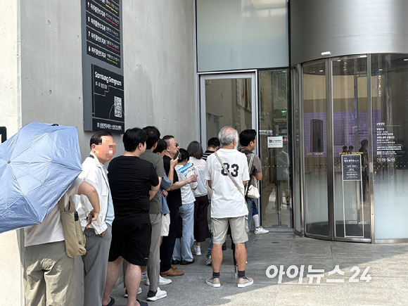 갤럭시 Z 폴드8 시리즈 사전판매 첫날인 28일 서울 서초구 삼성 강남 오픈 전 방문객들이 줄을 서 있다. [사진=권서아 기자]