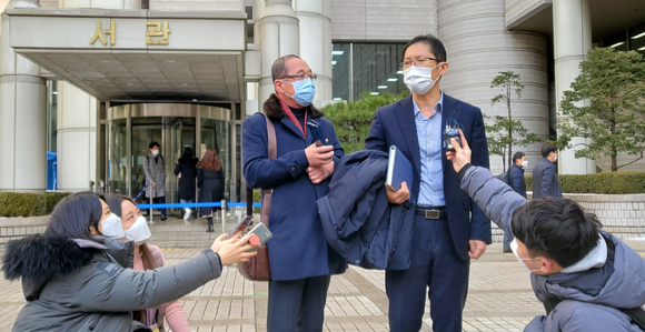 박준영 변호사가 지난해 1월 13일 오후 서울 서초구 서울중앙지방법원 앞에서 기자회견을 하고 있다. [사진=뉴시스]