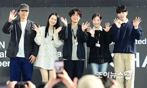 배우 정재영-김주령-김성윤 감독-배우 이이경-김아영이 9일 부산 해운대구 영화의전당에서 열린 제31회 부산국제영화제 '세대유감' 오픈토크에 참석하고 있다. [사진=정소희 기자]