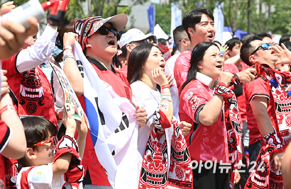 2026 북중미 월드컵 조별리그 대한민국과 체코의 첫 경기가 열리는 12일 서울 종로구 광화문광장에서 첫 승리를 기원하는 거리응원이 펼치고 있다. [사진=곽영래 기자]