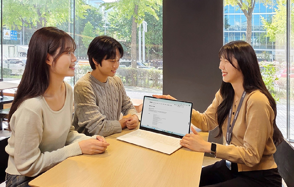 삼성전자서비스의 전문 엔지니어에게 삼성 노트북 무료 점검을 받는 모습 [사진=삼성전자]