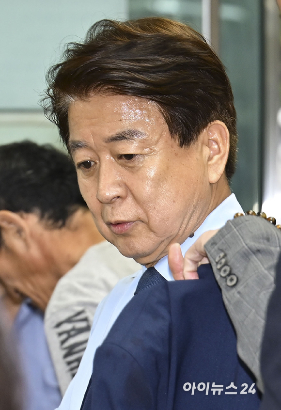 노웅래 전 더불어민주당 의원이 22일 서울 서초구 서울중앙지방법원에서 열린 정치자금법 위반 혐의 항소심 선고 공판에 출석하고 있다. [사진=사진공동취재단 ]