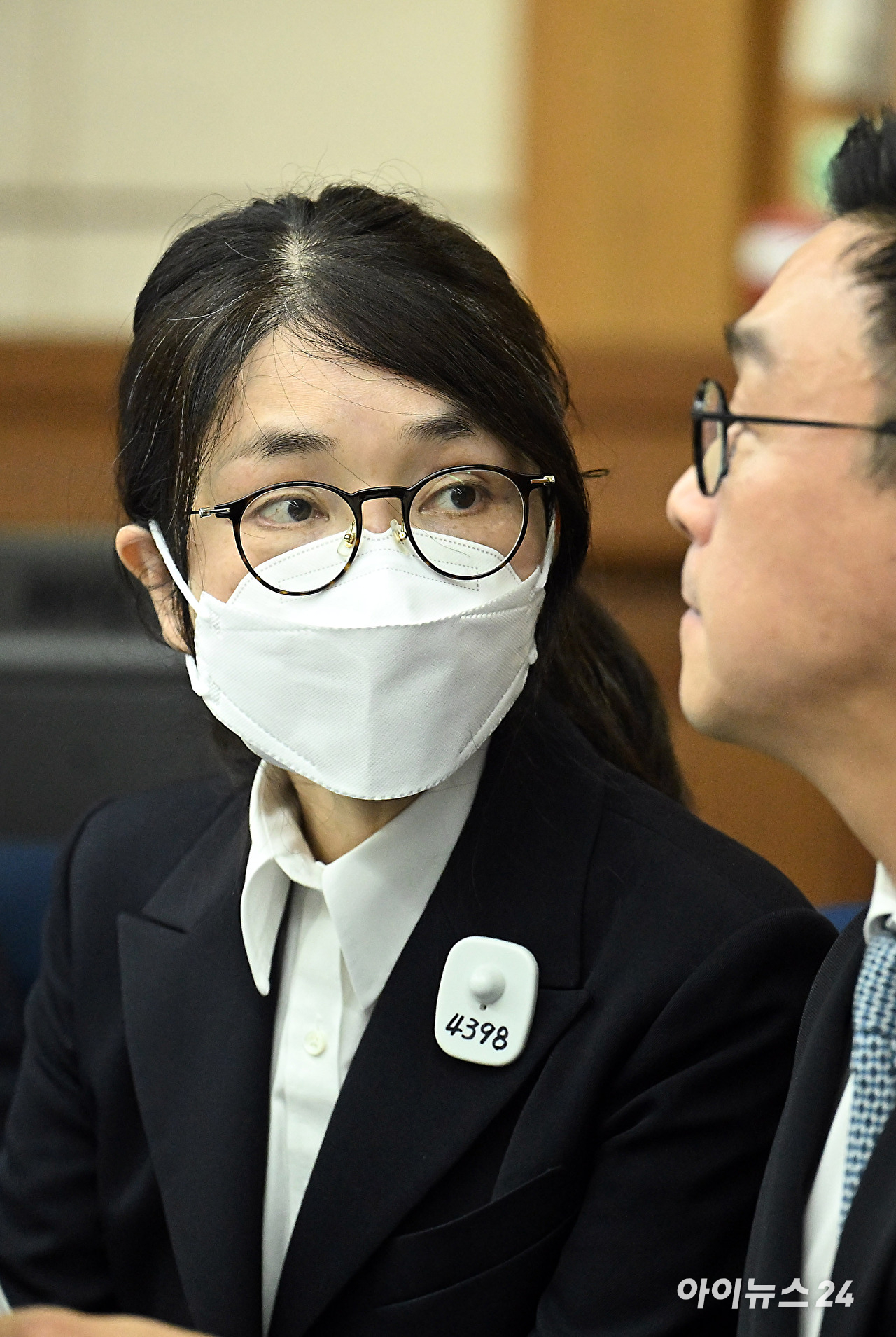 윤석열 전 대통령의 배우자 김건희 여사가 24일 서울 서초동 서울중앙지법에서 열린 김 여사의 특정범죄가중처벌법상 알선수재 및 자본시장법·정치자금법 위반 등 사건 첫 재판에 출석하고 있다. [사진=사진공동취재단]