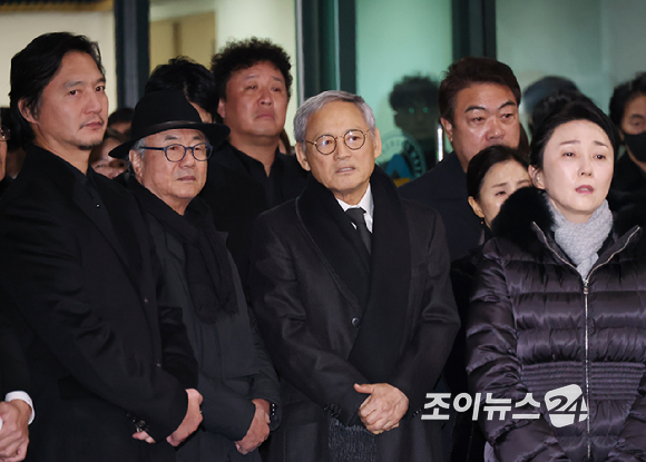 27일 오전 서울 송파구 서울아산병원 장례식장에서 엄수된 故 이순재의 발인식에서 연예계 동료들이 고인의 마지막 길을 배웅하고 있다. [사진=곽영래 기자]