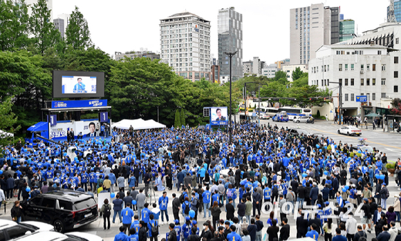 정원오 더불어민주당 서울시장 후보가 6&middot;3 지방선거 공식 선거운동이 시작된 21일 서울 성동구 왕십리역 광장에서 열린 출정식에서 발언하고 있다. [사진=곽영래 기자]