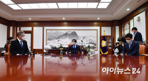 이재명 더불어민주당 대선 후보가 1일 오전 서울 여의도 국회에서 박병석 국회의장을 예방해 대화를 하고 있다.