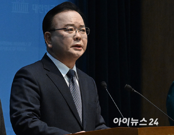 김부겸 전 국무총리가 30일 서울 여의도 국회 소통관에서 대구시장 출마를 선언하고 있다. [사진=곽영래 기자]