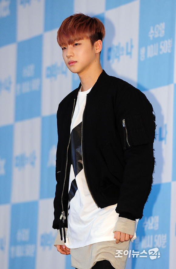 JTBC 새 예능 프로그램 '마리와 나' 제작발표회에서 아이콘 김진환이 포토타임을 갖고 있다. [사진=정소희 기자]