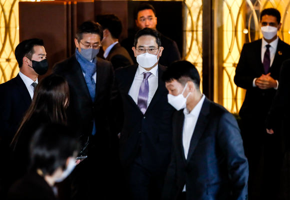 이재용 삼성전자 회장이 17일 오후 빈 살만 사우디아라비아 왕세자와 차담회를 마친 뒤 서울 중구 롯데호텔을 나오고 있다. [사진=뉴시스]
