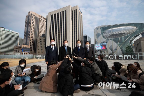 이재명 더불어민주당 대선후보와 이낙연 전 대표가 23일 서울 중구 달개비 식당에서 열린 오찬 회동 후 결과에 대해 이야기 하고 있다. [사진=국회사진취재단]