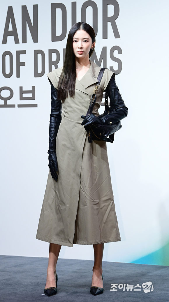 모델 아이린이 18일 오후 서울 동대문구 DDP 아트홀에서 진행된 디올 'DESIGNER OF DREAMS' 전시회 개최 기념 포토월 행사에 참석하고 있다. [사진=정소희 기자]