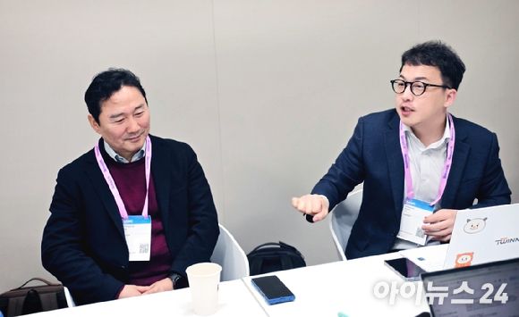 3일(현지시간) 스페인 바르셀로나에서 열린 모바일월드콩그레스(MWC) 2026 행사장에서 KT 우수 협력사 관계자들이 취재진과 만나 인터뷰를 진행하고 있는 모습. 사진은 왼쪽부터 이영성 이루온 대표, 천홍석 트위니 대표. [사진=안세준 기자]