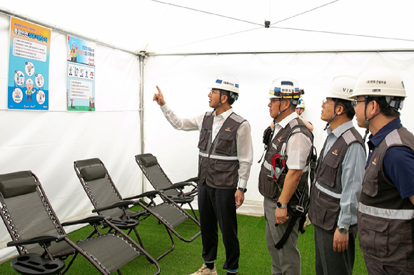 김승모 한화 건설부문 대표이사가 근로자 휴게실 등 안전보건 관리현황을 점검하고 있다. [사진=한화 건설부문]